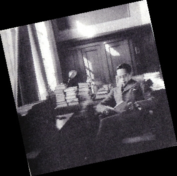 　　1930年，黄佐临在天津的书房.jpg