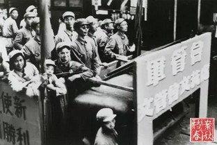　　1949年5月27日，夏衍一身戎装随军管会入城车队进入大上海，左边戴墨镜者为于伶（沈芸女士提供）.jpg