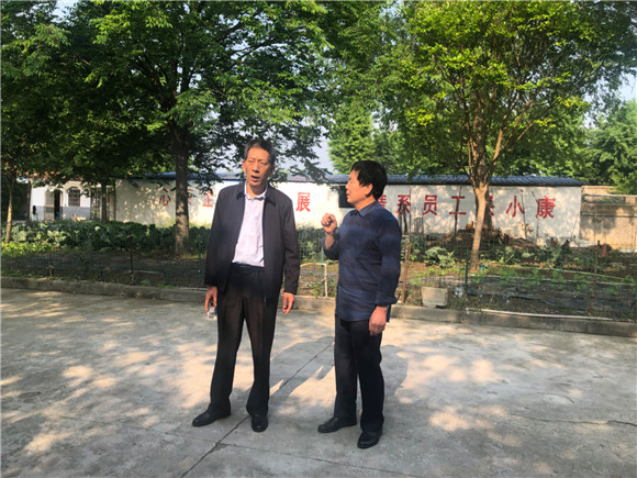 胡文杰侄子胡科军（右一）深情讲述胡文杰参加革命的故事。.jpg