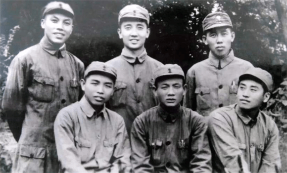 1946年8月，胡文杰（第二排右一）与团领导合影.png